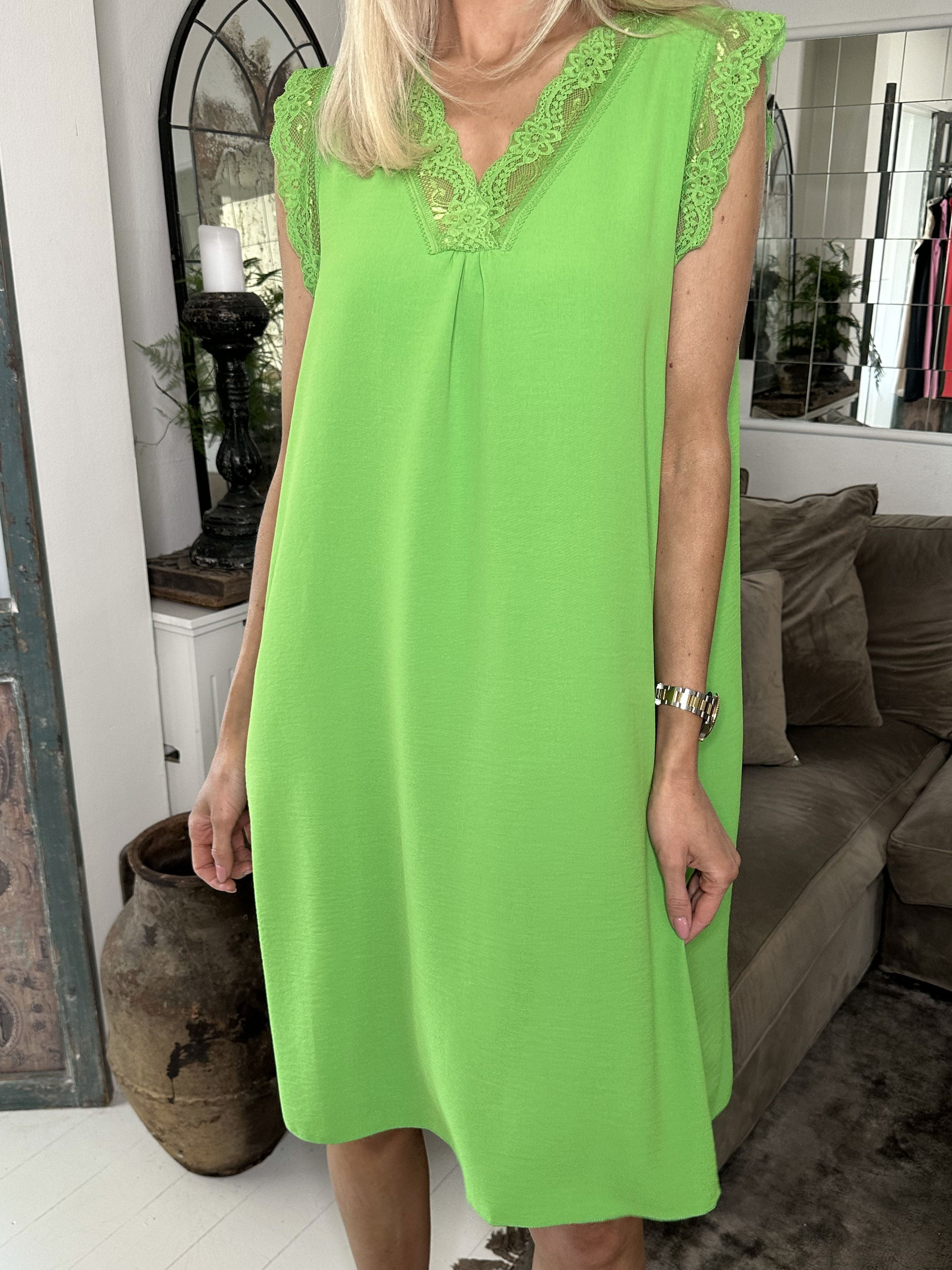 Elly - Sød sommerkjole med blonder